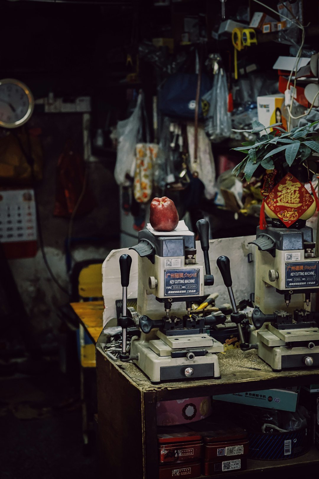Home a-locksmiths-workshop-with-key-cutting-machines-85zayvfwdpw